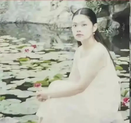 Hồi còn trẻ, cô là một người phụ nữ xinh đẹp, nổi bật giữa đám đông. Hình ảnh cô trong trang phục thanh lịch với làn da trắng mịn, mái tóc dài mượt mà thực sự khác xa so với hình ảnh hiện tại.