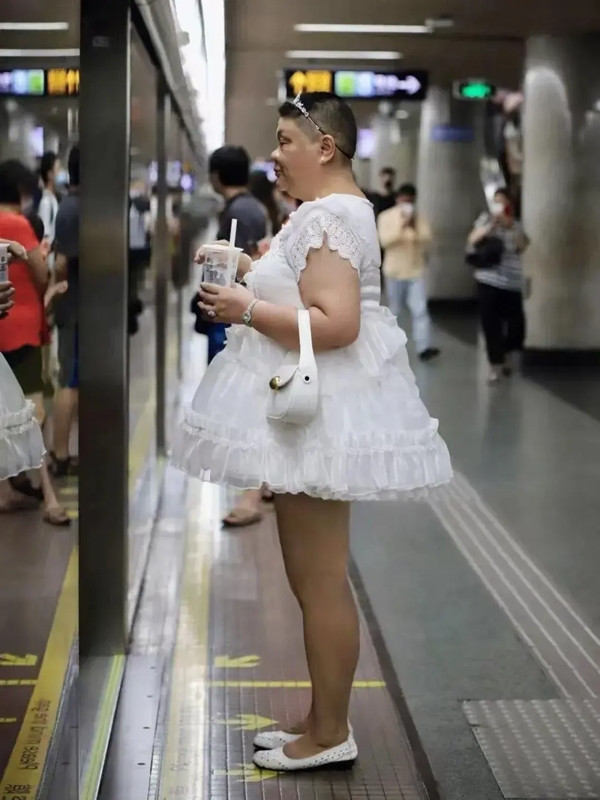 Đằng sau sự biến đổi này là một câu chuyện dài về bệnh tật. Hóa ra, Tiểu công chúa từng mắc phải một căn bệnh hiếm lạ, tình trạng nặng kéo dài nhiều năm trời. Căn bệnh hành hạ cô, khiến cô chỉ cần xuống giường là phải vào bệnh viện.