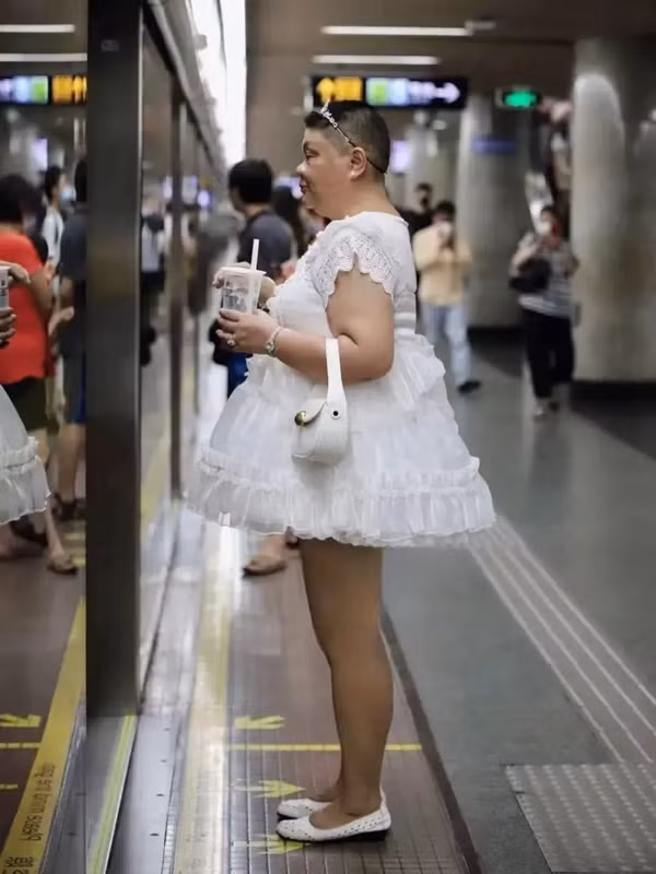 Đằng sau sự biến đổi này là một câu chuyện dài về bệnh tật. Hóa ra, Tiểu công chúa từng mắc phải một căn bệnh hiếm lạ, tình trạng nặng kéo dài nhiều năm trời. Căn bệnh hành hạ cô, khiến cô chỉ cần xuống giường là phải vào bệnh viện.