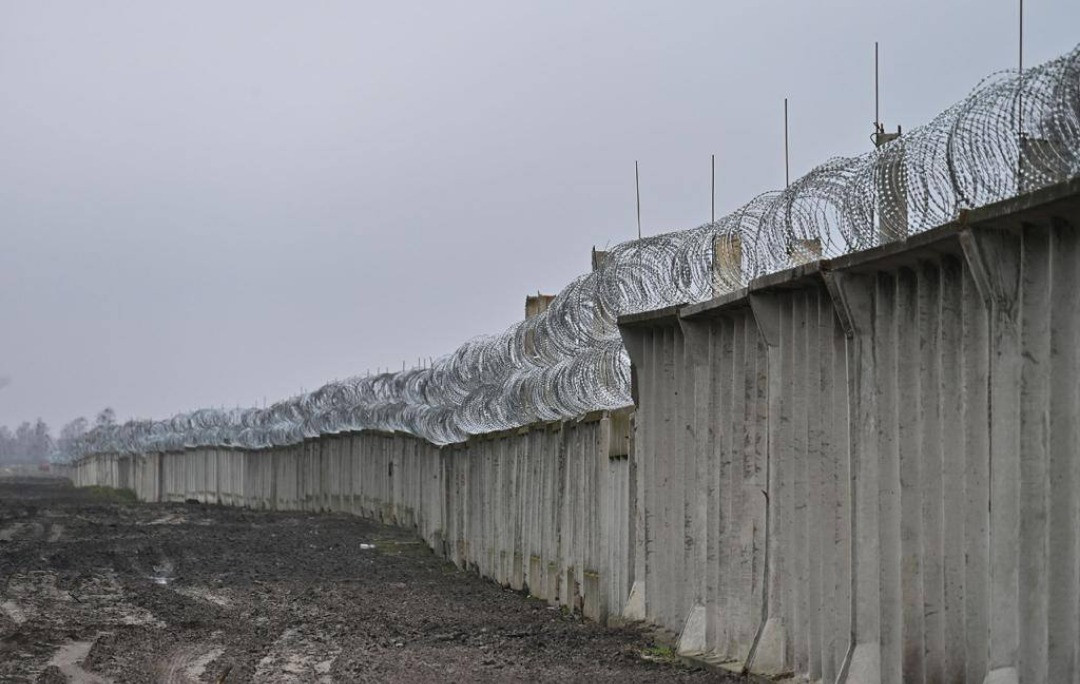 Các biện pháp này không chỉ nhằm bảo vệ biên giới của Ba Lan khỏi các mối đe dọa tiềm tàng từ vùng Kaliningrad của Nga và Belarus, mà còn bảo vệ biên giới chung với Ukraine. Hơn 152 triệu USD sẽ được đầu tư vào việc mua sắm thiết bị hạng nặng chuyên dụng để xây dựng các rào cản này.