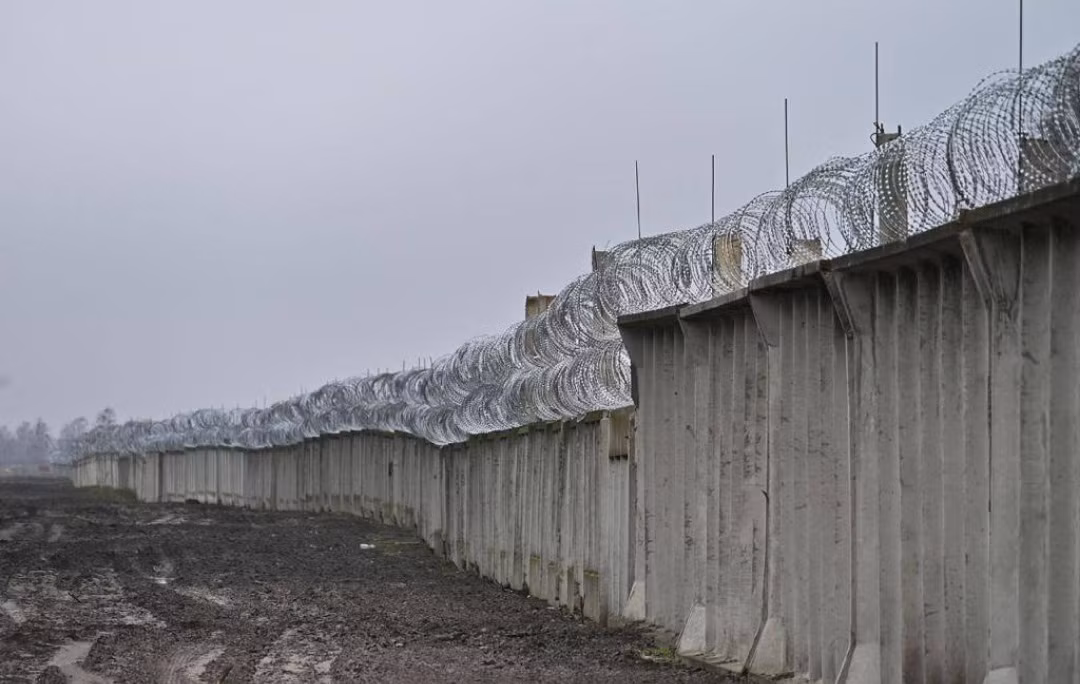 Các biện pháp này không chỉ nhằm bảo vệ biên giới của Ba Lan khỏi các mối đe dọa tiềm tàng từ vùng Kaliningrad của Nga và Belarus, mà còn bảo vệ biên giới chung với Ukraine. Hơn 152 triệu USD sẽ được đầu tư vào việc mua sắm thiết bị hạng nặng chuyên dụng để xây dựng các rào cản này.