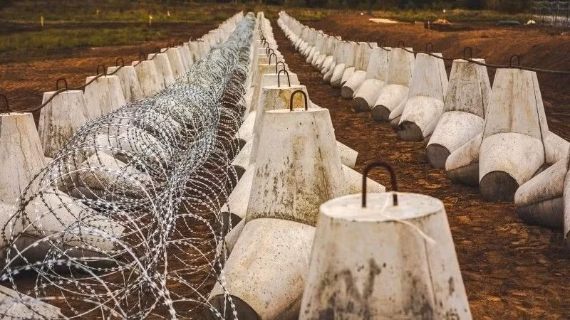 Sáng kiến này bao gồm việc xây dựng một loạt các công sự và rào chắn được thiết kế để bảo vệ lãnh thổ Ba Lan, hạn chế sự di chuyển của đối phương và tạo điều kiện thuận lợi cho lực lượng Ba Lan di chuyển, đồng thời đảm bảo an toàn cho dân thường. Ảnh: Defence24.