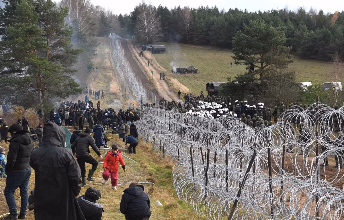 Thủ tướng Ba Lan Donald Tusk cho biết hôm 14/10 rằng, việc xây dựng dự án "Lá chắn phía đông" sẽ bắt đầu vào cuối năm nay, không phải năm sau như đã lên kế hoạch. Ông đã thị sát thực địa và bày tỏ sự hài lòng với tiến độ của dự án. Ông nói rằng: "Tôi rất vui khi thấy Lá chắn phía đông đã có khởi đầu nghiêm túc như vậy". Ảnh: mil.in.ua.