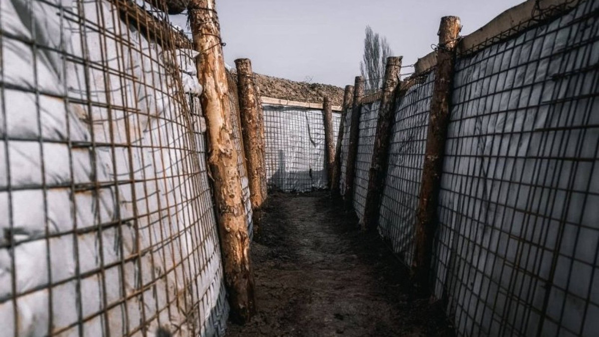 Các cơ sở phòng thủ dọc theo khu vực biên giới này bao gồm các mương chống tăng, bãi mìn, tường bê tông cốt thép, dây thép gai và các chướng ngại vật kỹ thuật khác.