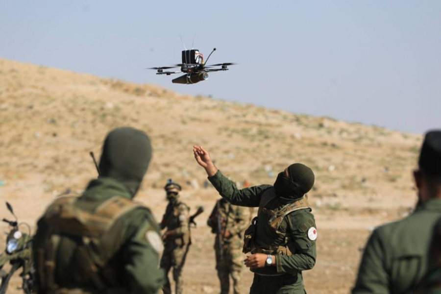 Thành công của phiến quân HTS ngoài cáo buộc được Thổ Nhĩ Kỳ hỗ trợ thì còn có tin họ được binh sĩ Ukraine cung cấp và huấn luyện trực tiếp cách sử dụng máy bay không người lái FPV, mục đích làm suy yếu sức mạnh của Nga tại quốc gia Trung Đông này.