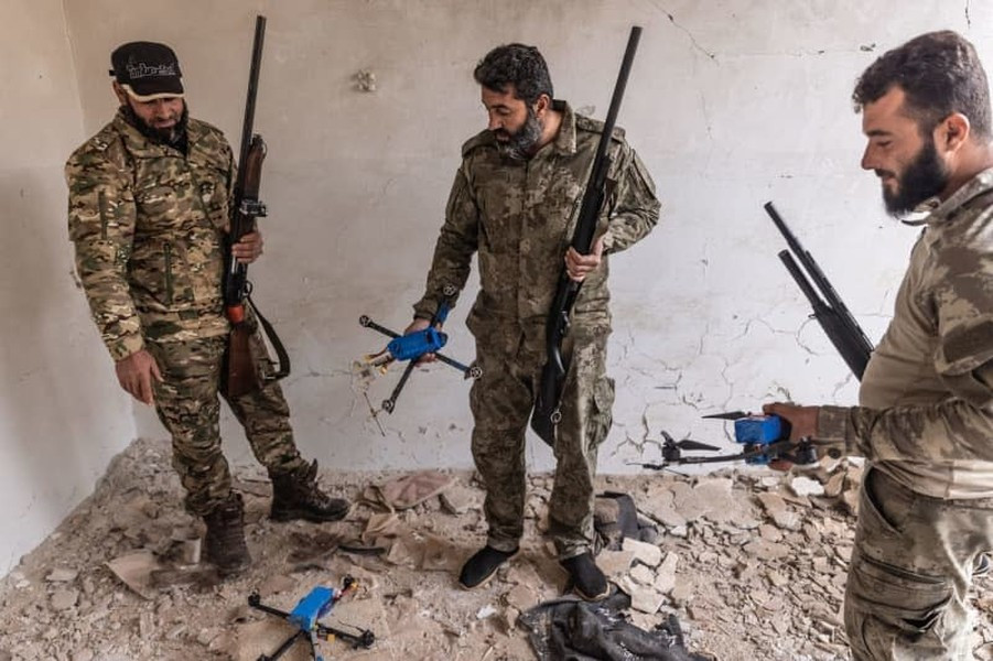 Thậm chí hiện tại có tin cho rằng mũi đột kích phiến quân đã ở trung tâm thành phố, từ đó họ đang tiến lên theo hình dải quạt, phát triển về nhiều hướng cùng một lúc.