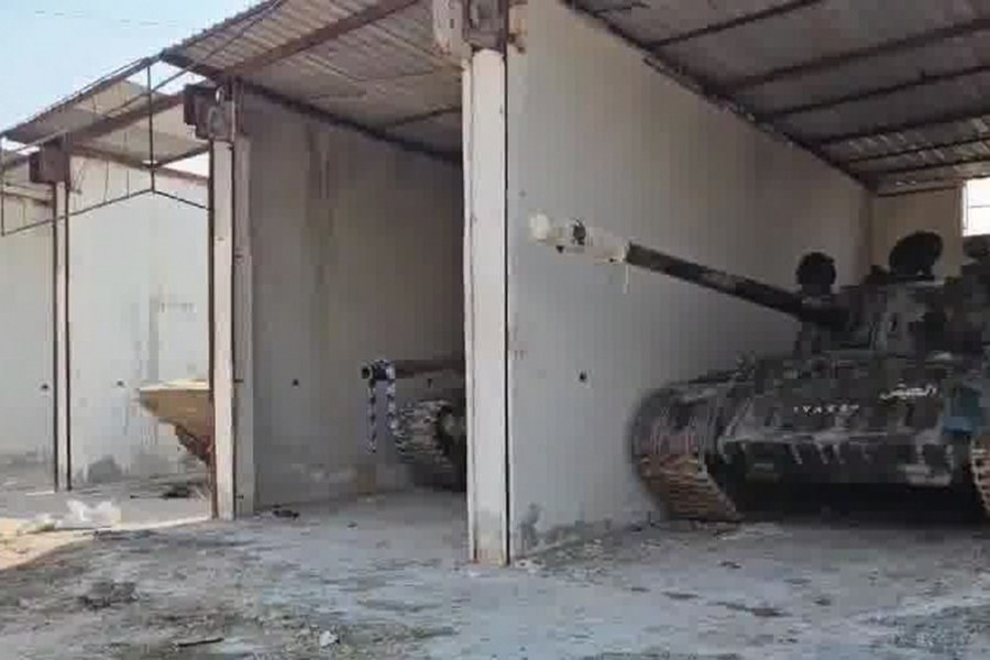 Theo nguồn tin địa phương, phiến quân đã giành được quyền tiếp cận kho vũ khí bao gồm hàng chục hệ thống phòng không vác vai (MANPADS), hệ thống tên lửa chống tăng (ATGM), súng cối và số lượng lớn đạn dược.