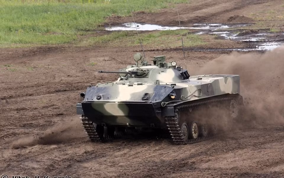 Vũ khí của BMD-3 bao gồm 1 pháo tự động 30 mm 2A42 với 500 viên đạn, 2 súng máy 7,62 và 5,45 mm (cơ số tổng cộng 4.000 viên đạn), súng phóng lựu tự động AGS-17 (mang theo 290 viên đạn), tên lửa chống tăng Konkurs (8 quả cất trong xe).