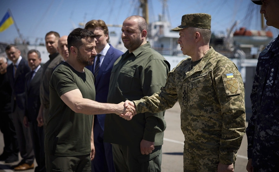 Ngoài ra, Ukraine cũng đang đối mặt với những vấn đề nội bộ, bao gồm cả tham nhũng trong quá trình xây dựng phòng thủ. Một số nguồn tin cho biết, việc mua sắm các công trình bê tông được thực hiện mà không qua đấu thầu, dẫn đến việc thất thoát ngân sách lớn. Trong khi đó, tình trạng lo lắng và sợ hãi ở Kiev ngày càng gia tăng khi có thông tin cho rằng Quân đội Nga đang chuẩn bị tiến xa hơn vào lãnh thổ Dnipropetrovsk.