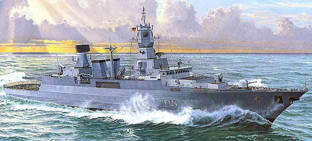 Trước khi tàu Hamburg được đưa vào biên chế Hải quân Đức trong năm 2004, tháp pháo PzH 2000 đã bị tháo dỡ và bệ pháo Oto Melara Compact tiêu chuẩn trở lại. Sau thời điểm trên, Hải quân Đức không còn thử nghiệm việc lắp đặt các tổ hợp pháo đất liền trên tàu chiến nữa.