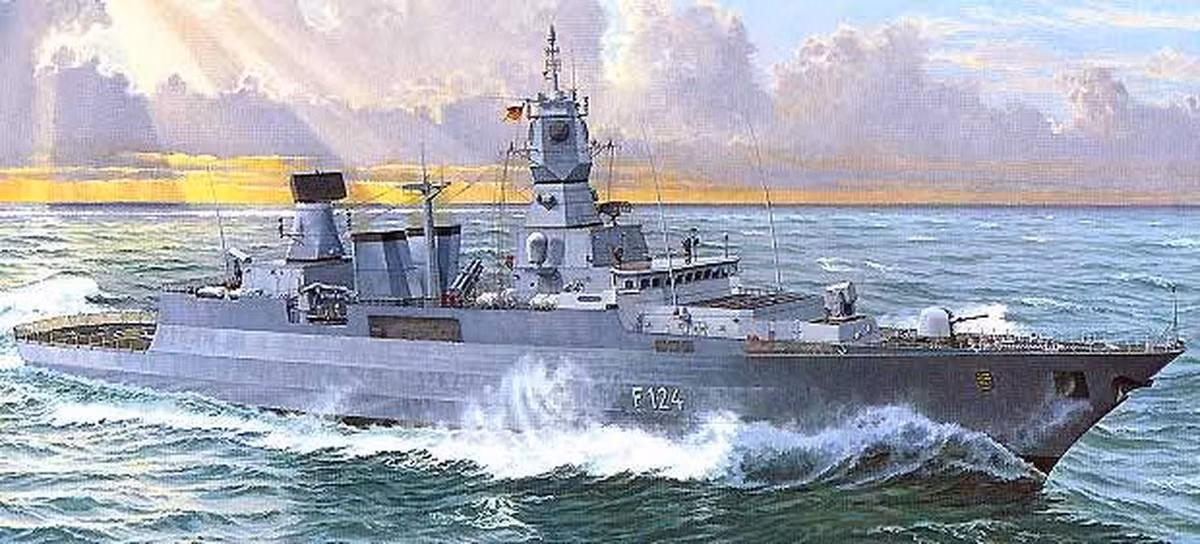 Trước khi tàu Hamburg được đưa vào biên chế Hải quân Đức trong năm 2004, tháp pháo PzH 2000 đã bị tháo dỡ và bệ pháo Oto Melara Compact tiêu chuẩn trở lại. Sau thời điểm trên, Hải quân Đức không còn thử nghiệm việc lắp đặt các tổ hợp pháo đất liền trên tàu chiến nữa.