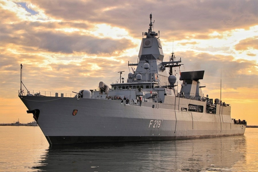 Để bắt đầu, hay xem xét thực tế là thao tác lắp tháp pháo lấy từ pháo tự hành PzH 2000 trên khinh hạm Hamburg thuộc lớp F124 Sachsen của Hải quân Đức diễn ra vào đầu những năm 2000, trong khuôn khổ Dự án MONARC (Tổ hợp pháo binh hải quân dạng module).