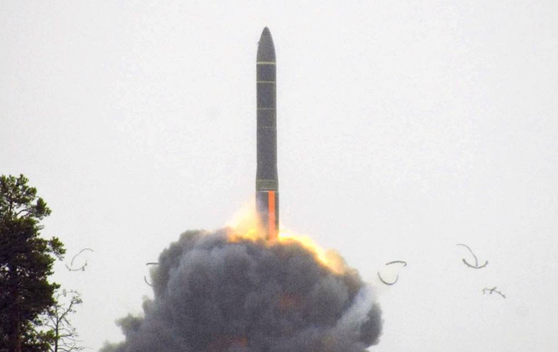 Mặc dù ông Putin không đề cập đến việc tên lửa này có liên quan đến RS-26 hay không, nhưng Phó Thư ký Báo chí Lầu Năm Góc, Sabrina Singh, trong một cuộc họp báo đã cho biết rằng tên lửa này được phát triển từ nguyên mẫu tên lửa RS-26. Đồng thời, Mỹ đã nhận biết trước thông qua kênh giảm thiểu rủi ro hạt nhân rằng Quân đội Nga sẽ phóng tên lửa này. Ảnh: Flickr.