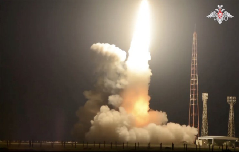 Tuy nhiên, trong bài phát biểu trên truyền hình ngày 21/11, Tổng thống Putin đã làm rõ rằng tên lửa mà Nga phóng chỉ là một tên lửa đạn đạo tầm trung mang tính thử nghiệm, không được lắp đầu đạn hạt nhân, và không phải là tên lửa liên lục địa. Đây là một loại vũ khí siêu thanh mới, được đặt tên là “Oreshnik”, có tốc độ tối đa lên tới Mach 10 (khoảng 12.300km/h) và không thể bị đánh chặn. Ảnh: Bộ Quốc phòng Nga.