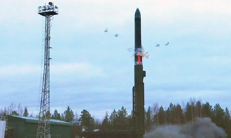 Theo thông tin từ Hiệp hội Kiểm soát Vũ khí Mỹ, RS-26 có thể đạt tầm bắn lên tới 5800 km nếu không mang đầu đạn hoặc mang đầu đạn nhẹ, và có thể được coi là tên lửa đạn đạo liên lục địa. Tuy nhiên, khi mang đầu đạn, tầm bắn của nó giảm xuống dưới 5.500 km, khiến nó trở thành một tên lửa đạn đạo tầm trung. Nga dự định sử dụng cách này để tránh các hạn chế của Hiệp ước INF. Ảnh: Bộ Quốc phòng Nga.