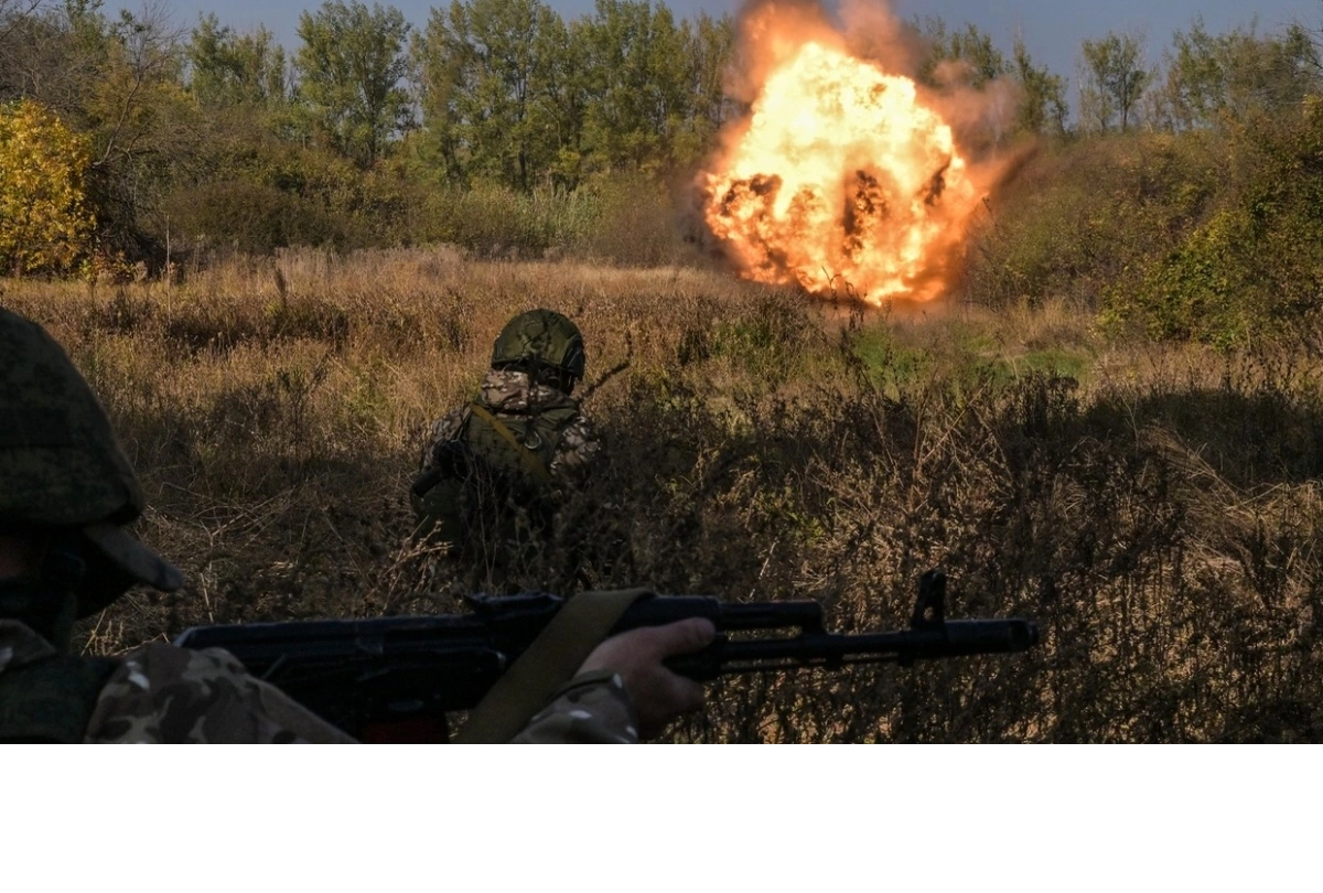 Do đó, nếu quân tiếp viện Ukraine tấn công chủ yếu vào khu vực Zeleny Shlyakh, và quân Ukraine trong khu rừng lớn quyết liệt phong tỏa đường cao tốc 38K-030, thì có nguy cơ Zeleny Shlyakh sẽ bị mất. Một khi khu vực này bị mất, quân Ukraine có thể dọc theo đường cao tốc tiến về phía bắc để tái chiếm khu vực kiểm soát phía bắc Kursk, khiến cho giai đoạn hai của cuộc phản công của quân Nga thất bại. Ảnh: Sputnik.