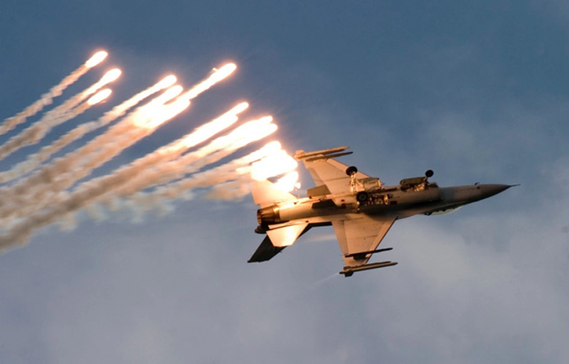 Vũ khí mang theo của F-16 còn bao gồm tên lửa không-đối-không AIM-120D với tầm bắn 160 km, có thể tấn công các thiết bị mang bom lượn của Nga, tên lửa chống radar AGM-88 và bom dẫn đường JDAM. Ảnh: Fineart.