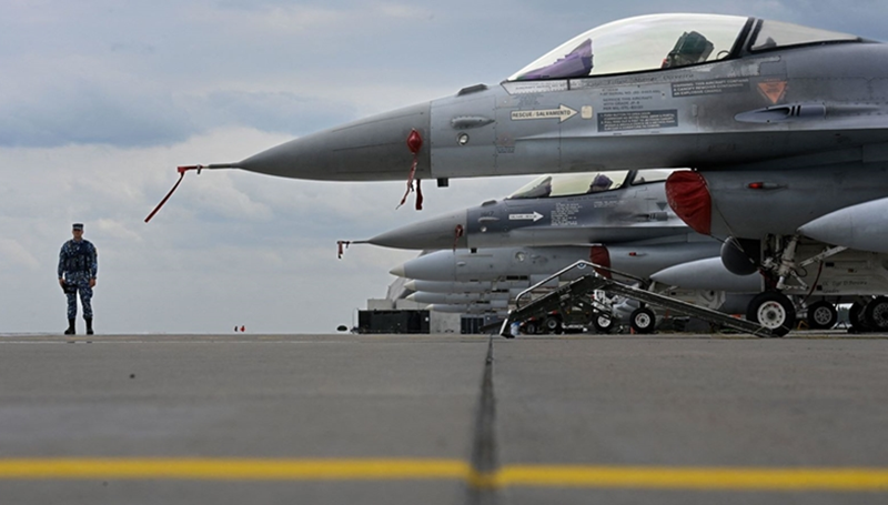 Nói một cách khách quan, 20 chiếc F-16 không đủ để phá hủy hệ thống chỉ huy của quân Nga, tiêu diệt lực lượng dự bị của họ, cắt đứt các tuyến đường vận chuyển của quân đội và vật tư, cũng như không đủ để bảo vệ các mục tiêu của quân Ukraine khỏi sự phát hiện và tấn công từ trên không của Nga, hay thực hiện các nhiệm vụ trinh sát trên không và tác chiến điện tử. Ảnh: CNN.