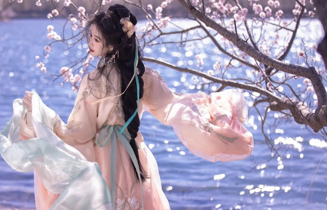 Trong số tứ đại mỹ nhân của Trung Quốc cổ đại, Điêu Thuyền là cái tên gắn liền với vô số câu chuyện huyền thoại. Nàng là giai nhân tuyệt sắc trong "Tam Quốc Diễn Nghĩa", là nhân vật chính trong "Kế Liên Hoàn", nhưng khi chúng ta tìm kiếm hình bóng thực của nàng trong sử sách, lại phát hiện ra cuộc đời của nàng ẩn chứa bao bí ẩn và tranh cãi. (Ảnh: Xiaohongshu)