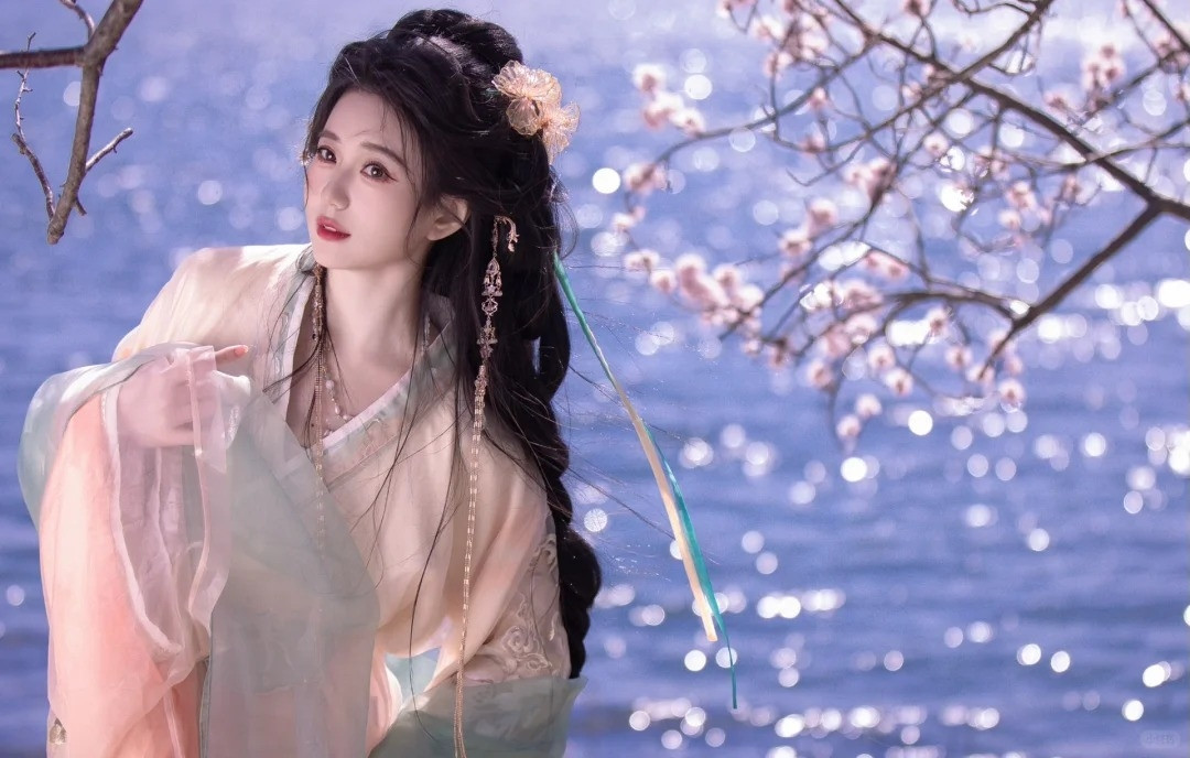 Hình ảnh này hoàn toàn khác xa với hình ảnh thông minh, dũng cảm, xinh đẹp tuyệt luân trong các tác phẩm văn học về sau. Vậy, Điêu Thuyền trong lịch sử thực sự là ai? Làm sao từ một ca nữ bình thường nàng lại trở thành nhân vật huyền thoại trong văn học?