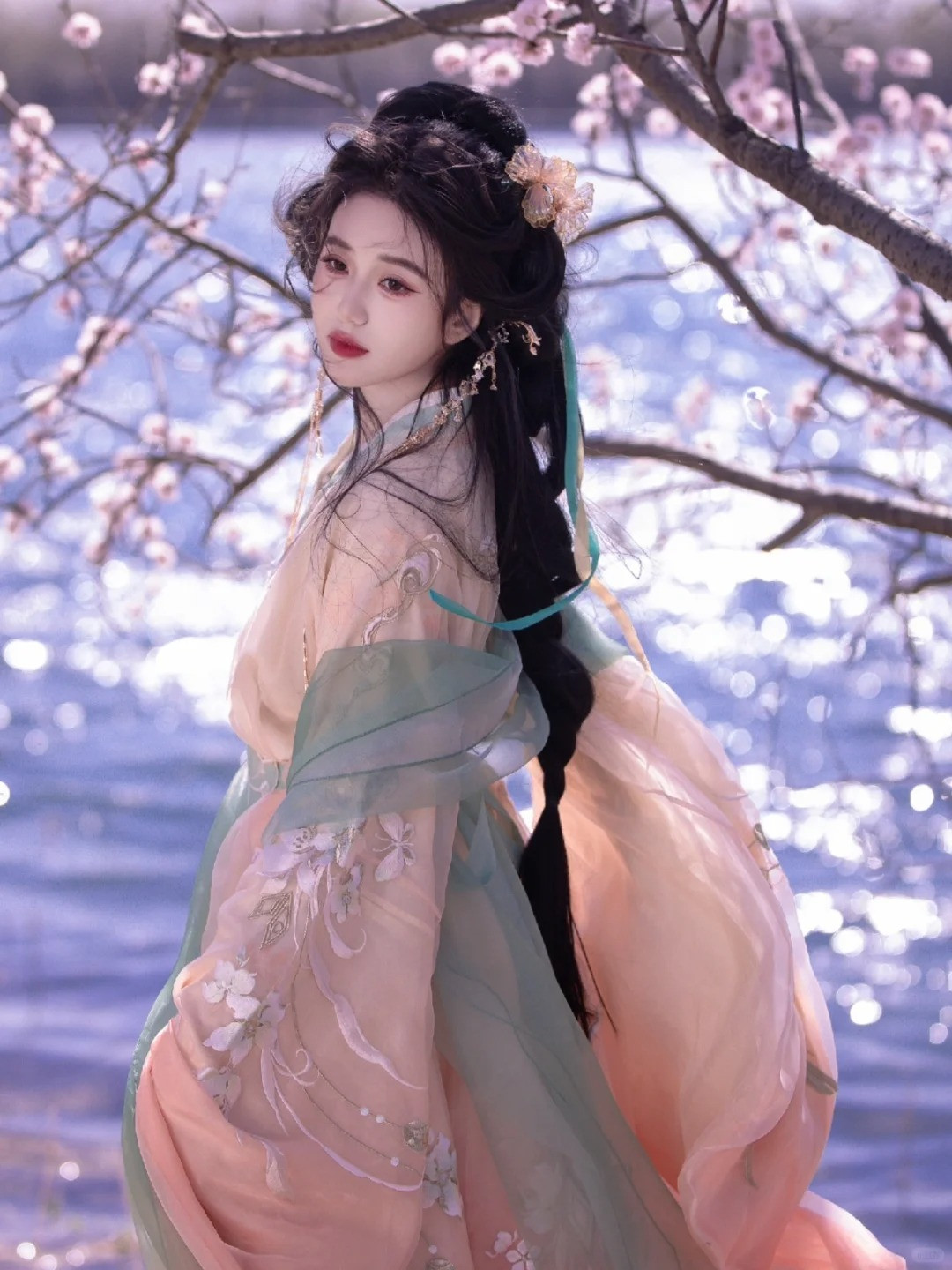  Điêu Thuyền trong lịch sử: Một bóng hình mờ nhạt Trong các ghi chép chính sử, Điêu Thuyền không hề bí ẩn như trong tiểu thuyết hay kịch bản. Nàng chỉ xuất hiện trong "Hậu Hán Thư - Quyển 79 - Hoàng Hậu Ký" với tư cách là một ca nữ, không có bất kỳ chi tiết nào về cuộc đời của nàng.