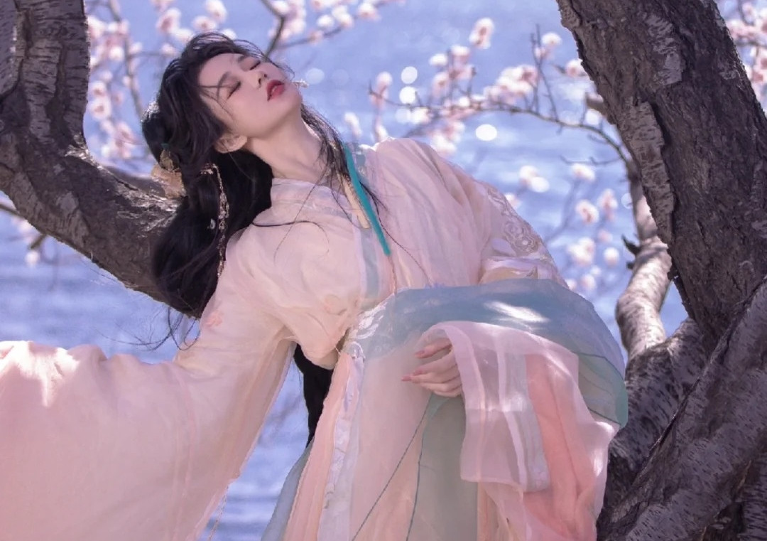  Từ ca nữ đến huyền thoại: Chuyển hóa kỳ diệu của văn học Câu chuyện về Điêu Thuyền trở nên nổi tiếng phần lớn nhờ những sáng tác văn học như "Tam Quốc Diễn Nghĩa". Trong những tác phẩm này, các tác giả đã tô điểm cho hình ảnh của Điêu Thuyền để tăng tính kịch tính và thu hút độc giả.