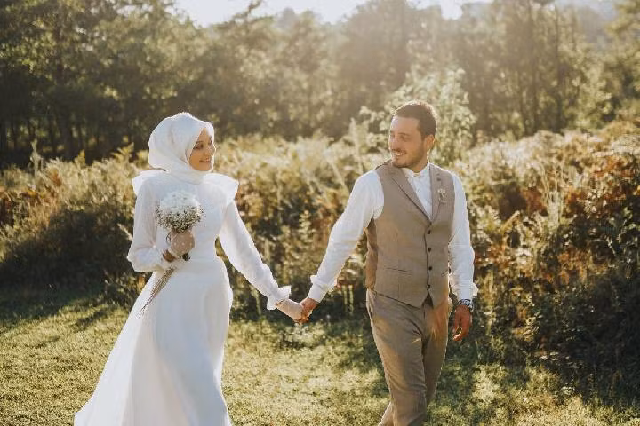 Với hình thức dịch vụ này, nam du khách thông qua các cơ quan trung gian để được giới thiệu phụ nữ địa phương, nhằm thiết lập những cuộc hôn nhân tạm thời đổi lấy một số tiền gọi là "sính lễ" từ 300 - 500 USD (khoảng 7,5 triệu đồng đến 12,4 triệu đồng).