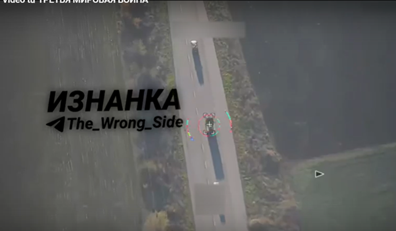 Chiếc xe khổng lồ này đang lao nhanh trên đường cao tốc M142, cố gắng sử dụng khả năng cơ động để tránh đòn tấn công của đối phương. Tuy nhiên, Quân đội Nga đã không để lại bất kỳ cơ hội nào cho nó thoát thân. Ảnh: Topwar.