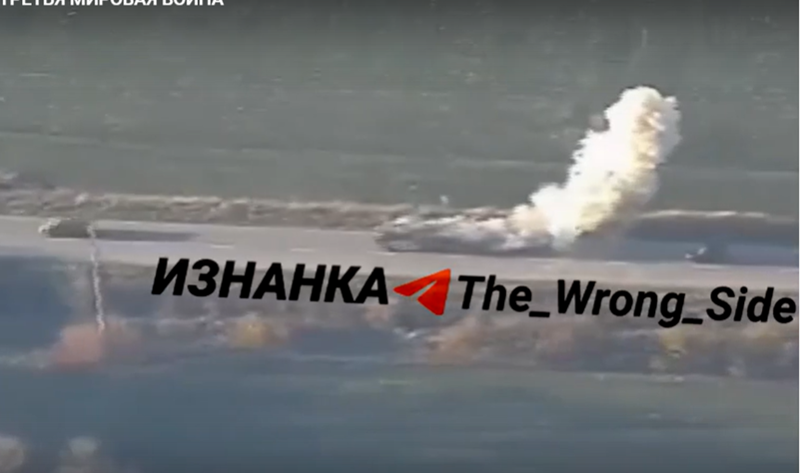 Sau khi phát hiện mục tiêu, Quân đội Nga nhanh chóng triển khai đạn tuần kích “Lancet” và nhờ khả năng dẫn đường chính xác, đã tấn công trực tiếp vào HIMARS. Trong hình ảnh video, có thể thấy “Lancet” như một tia chớp xé ngang bầu trời, đánh trúng mục tiêu một cách chính xác. Một tiếng nổ lớn vang lên, và HIMARS ngay lập tức bị lửa bao trùm, biến thành đống đổ nát trên chiến trường. Ảnh: Topwar.