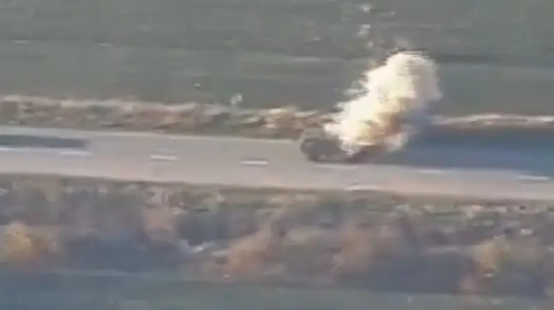 Được Mỹ cung cấp, loại vũ khí tiên tiến này, với hỏa lực mạnh mẽ và khả năng cơ động linh hoạt, đóng vai trò quan trọng trong lực lượng Ukraine. Tuy nhiên, dưới đòn tấn công chính xác của “Lancet”, HIMARS nhanh chóng trở thành một nạn nhân khác trên chiến trường. Ảnh: Topwar.