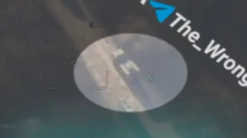  Máy bay không người lái tự sát “Lancet” của Nga, với khả năng tấn công chính xác và sức sát thương chết người, đã thành công trong việc tấn công hệ thống pháo phản lực hạng nhẹ M142 HIMARS của Quân đội Ukraine do Mỹ sản xuất, khi đang di chuyển dọc theo đường cao tốc gần khu định cư Novosoloshino. Ảnh: Topwar.