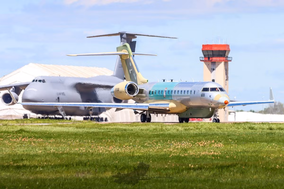 Ngoài khả năng chụp ảnh, ATHENA còn được đánh giá cao với khả năng tình báo tín hiệu mạnh mẽ. Các cảm biến được trang bị trên máy bay có khả năng đánh chặn, phân tích các thông tin liên lạc điện tử và tín hiệu do đối phương phát ra, cho phép định vị, nhận dạng và mô tả các tín hiệu này để đánh giá mối đe dọa và hỗ trợ trong tác chiến điện tử. Ảnh: X.