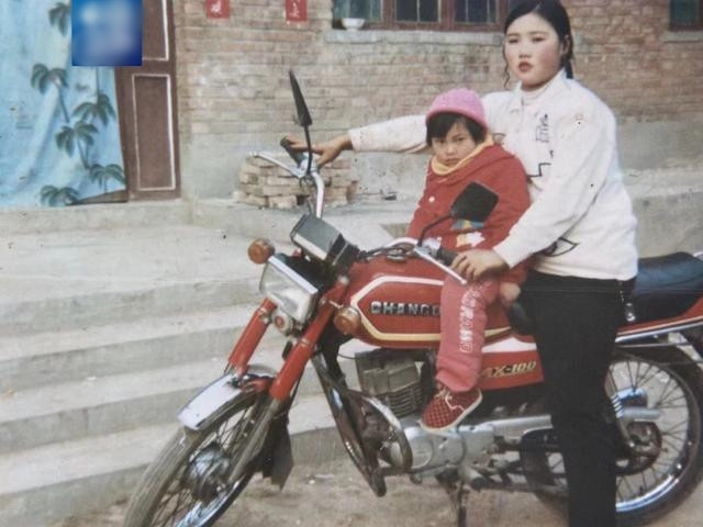 Khi mới 5 tuổi, Dương Nữu Hoa bị Dư Hoa Anh bắt cóc từ Quý Châu và bán sang Hà Bắc. "Trên tàu hỏa, tôi mơ thấy mẹ đang gọi tôi trên ngọn đồi. Mẹ cứ gọi 'Nữu Hoa, Nữu Hoa' và từ giấc mơ đó, tôi nhớ được tên của mình", cô kể. Trong ảnh là Dương Nữu Hoa khi còn nhỏ, cô chụp với mẹ.