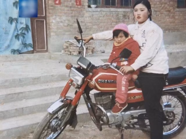 Khi mới 5 tuổi, Dương Nữu Hoa bị Dư Hoa Anh bắt cóc từ Quý Châu và bán sang Hà Bắc. "Trên tàu hỏa, tôi mơ thấy mẹ đang gọi tôi trên ngọn đồi. Mẹ cứ gọi 'Nữu Hoa, Nữu Hoa' và từ giấc mơ đó, tôi nhớ được tên của mình", cô kể. Trong ảnh là Dương Nữu Hoa khi còn nhỏ, cô chụp với mẹ.