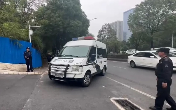 Sau phiên tòa phúc thẩm, do cơ quan công an phát hiện thêm các tội danh buôn bán trẻ em khác của Dư Hoa Anh, Tòa án Nhân dân Tối cao Quý Châu đã quyết định trả hồ sơ để điều tra lại. Theo phóng viên tìm hiểu, những tội danh ban đầu bị bỏ sót bao gồm việc ngoài 11 đứa trẻ được xác định trong phán quyết ban đầu, Dư Hoa Anh còn bị cáo buộc buôn bán thêm 6 đứa trẻ khác, nâng tổng số trẻ em bị buôn bán lên 17 người. Đáng nói, đứa trẻ đầu tiên mà Dư Hoa Anh bán chính là con trai của mình.