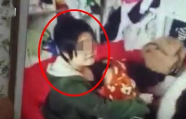 Sau đó, ông Trịnh cũng chiếm đoạt Tiểu Muội, cô bé phải cùng lúc phục vụ cả hai cha con ông Trịnh. Nếu Tiểu Muội không nghe lời hoặc muốn bỏ trốn, hai cha con ông Trịnh sẽ đánh đập dã man. Họ cũng chuẩn bị xích sắt, trói và nhốt Tiểu Muội lại, chặt đứt khả năng trốn thoát của cô. Đáng giận hơn, hai cha con họ Trịnh bắt Tiểu Muội phải sinh con cho họ.