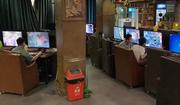 Bực bội vì anh trai, Tiểu Muội lấy tiền tiết kiệm ra quán net đến khuya. Tới khi bước ra khỏi quán net, trời đã đêm muộn. Lúc đó, một người đàn ông họ Trịnh đi xe ba bánh ngang qua, thấy Tiểu Muội một mình liền dùng lời ngon tiếng ngọt dụ cô bé về nhà mình.