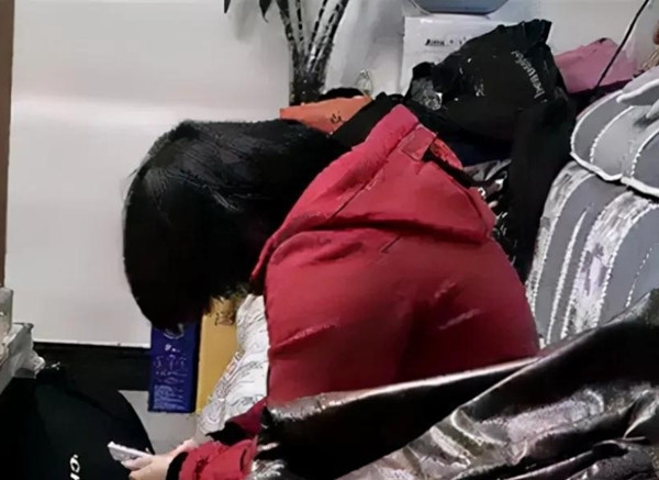 Trong một lần Tiểu Muội xin tiền, anh trai cô bé đã tát và mắng Tiểu Muội là đồ vô dụng. Không ngờ chính cái tát này đã hủy hoại hoàn toàn cuộc đời của Tiểu Muội.