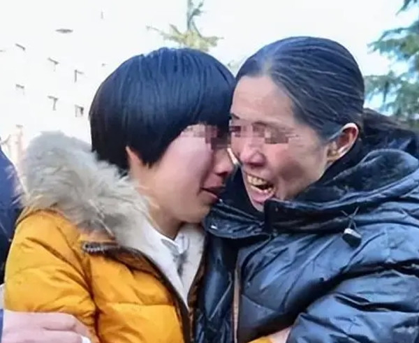 Sau khi xét nghiệm ADN, xác nhận 3 đứa con của Tiểu Muội đều sinh với cha con nhà họ Trịnh, thẩm phán đã có phán quyết cuối cùng. Ông Trịnh phải nhận mức án 15 năm tù, bồi thường hơn 30.000 nhân dân tệ (khoảng 106 triệu đồng) cho Tiểu Muội.