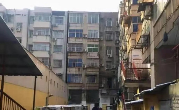 Đứa con đầu lòng của Tiểu Muội là của cô bé và ông Trịnh. Lần này, cô bé được đưa đến bệnh viện để sinh. Lần thứ hai mang thai là của con trai ông Trịnh, lần này, cô bé sinh trong phòng tắm vì hai cha con họ Trịnh không muốn tốn tiền. Tận lúc này, Tiểu Muội chưa đủ 18 tuổi nhưng đã có 3 con. Đủ loại hành hạ về thể xác và tra tấn về mặt tâm lý khiến Tiểu Muội dần trở nên mất trí, thường xuyên nói những chuyện vô nghĩa.