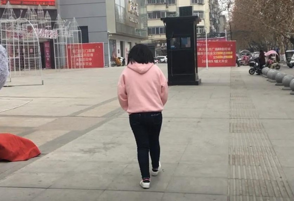 Hai cha con họ Trịnh cho rằng Tiểu Muội sẽ không bao giờ thoát khỏi nhà nên đã thả lỏng cảnh giác đối với cô bé. Cứ như vậy, Tiểu Muội một mình lang thang trên đường bất cứ khi nào có thời gian rảnh, từ sáng mãi đến tối mới về nhà. Nhưng việc Tiểu Muội lang thang ngày này qua ngày khác không phải là vô ích. Một ngày nọ, khi Tiểu Muội đi ngang qua một tòa nhà trên đường, cô bất ngờ nhìn thấy mẹ mình, người mẹ vừa được ra tù đã đi tìm con gái mất tích.