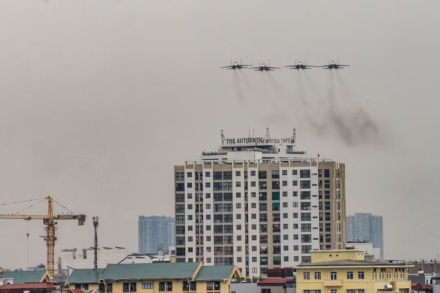  Tiêm kích Su30-MK2 bay thành hai biên đội, gồm 3 chiếc bay trước và 4 chiếc bay tiếp theo.