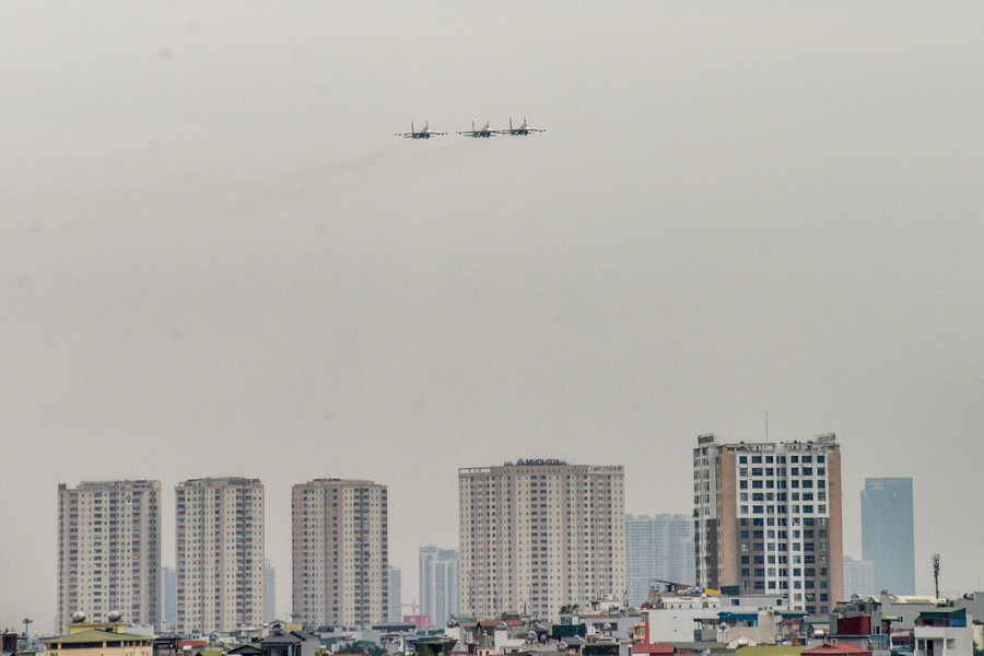 Tiêm kích Su30-MK2 bay trên các tòa nhà cao tầng ở khu vực gần sân bay Gia Lâm.
