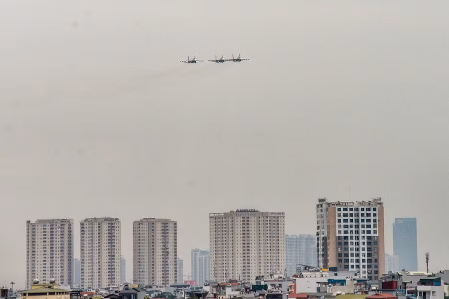 Tiêm kích Su30-MK2 bay trên các tòa nhà cao tầng ở khu vực gần sân bay Gia Lâm.
