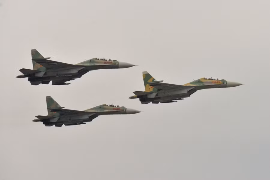 Biên đội 3 chiếc Su30-MK2 luyện tập trình diễn.