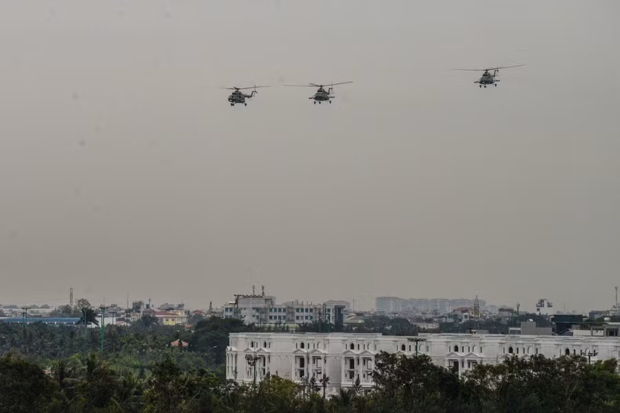 7 chiếc máy bay Su30-MK2 cùng 7 trực thăng Mi bay lượn trên bầu trời khu vực Gia Lâm, Long Biên (Hà Nội), tập dượt chuẩn bị cho lễ khai mạc Triển lãm Quốc phòng quốc tế Việt Nam 2024.