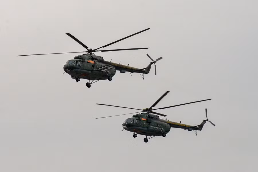 Những chiếc trực thăng bay trên bầu trời Hà Nội khu vực sân bay Gia Lâm.