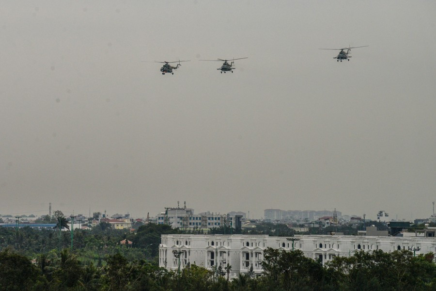 7 chiếc máy bay Su30-MK2 cùng 7 trực thăng Mi bay lượn trên bầu trời khu vực Gia Lâm, Long Biên (Hà Nội), tập dượt chuẩn bị cho lễ khai mạc Triển lãm Quốc phòng quốc tế Việt Nam 2024.