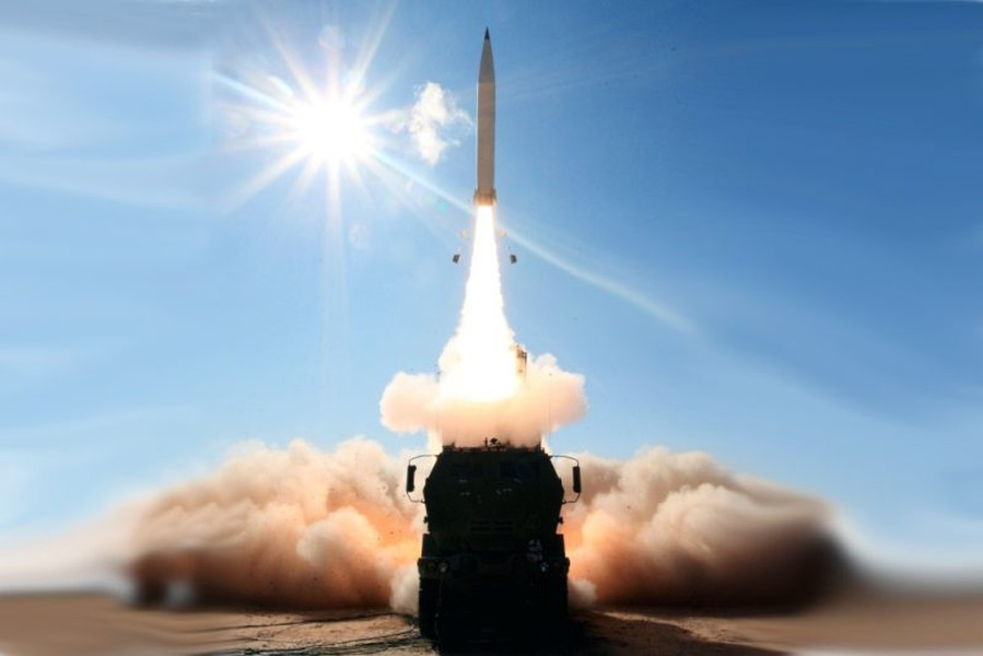 Ngoài ra do kích thước nhỏ gọn, mỗi xe mang phóng tự hành thuộc tổ hợp pháo phản lực M142 HIMARS và M270 MLRS có thể chứa 2 - 4 tên lửa PrSM thay vì chỉ 1 - 2 như ATACMS, ngoài ra kiến trúc mở của vũ khí mang lại tiềm năng hiện đại hóa lớn.