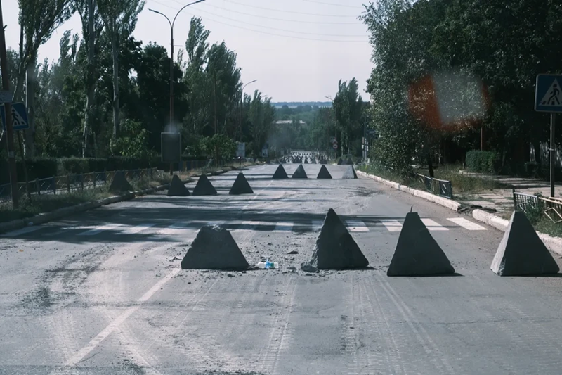 Tại khu vực từ Nikolayevo đến Zelenyi Shlyakh, các trận chiến ở đây một lần nữa rơi vào trạng thái giằng co. Do Quân đội Ukraine bố trí “răng rồng” (chướng ngại vật chống xe tăng) và một lượng lớn mìn, Quân đội Nga đã mất nhiều xe bọc thép trong quá trình tiến quân, buộc phải sử dụng nhiều bộ binh nhẹ hơn để tấn công. Ảnh: Kyiv Independent.